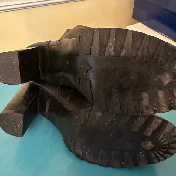 Charles David Black leather heeled boot - Picture 4 of 10